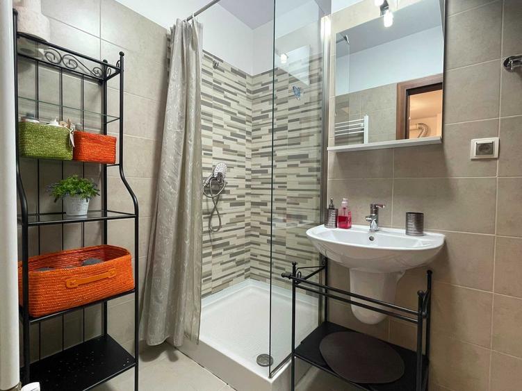 Apartament cu 2 camere semidecomandat în Coman