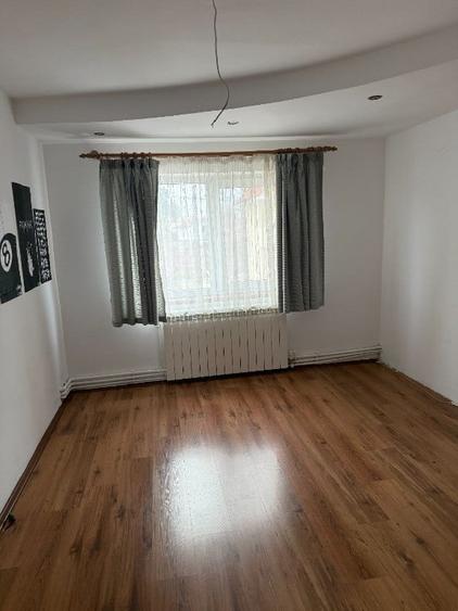 Apartament cu 4 camere decomandat în Agigea