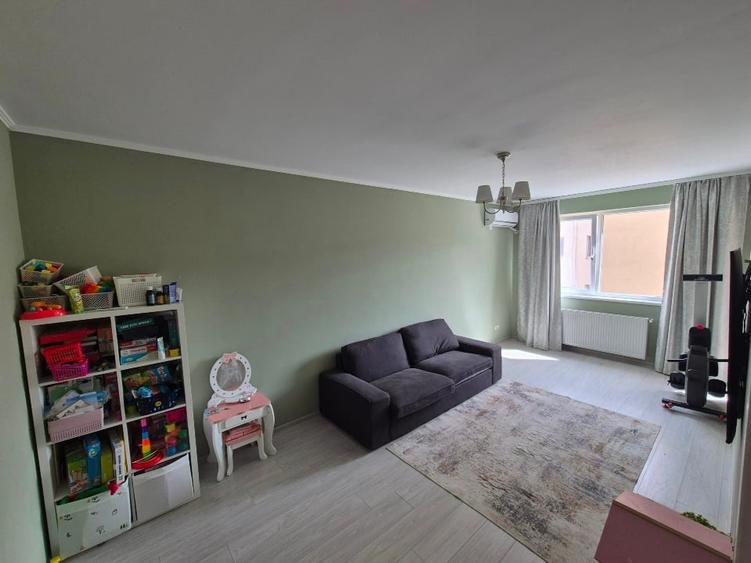 Vând apartament cu 3 camere,loc de parcare si boxă. - 1