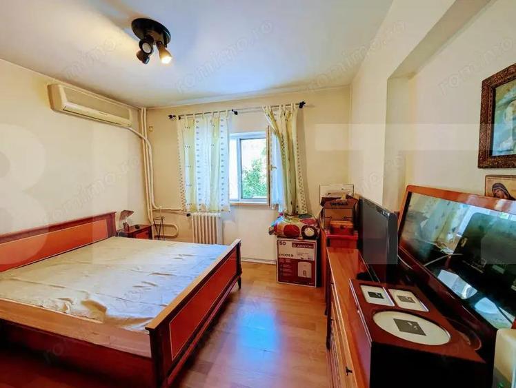 Apartament de vanzare, cu 3 camere, 65 mp, decomandat, Pia?a Victoriei - 12