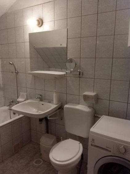 Casa caramida, cu curte, zona centru - 9