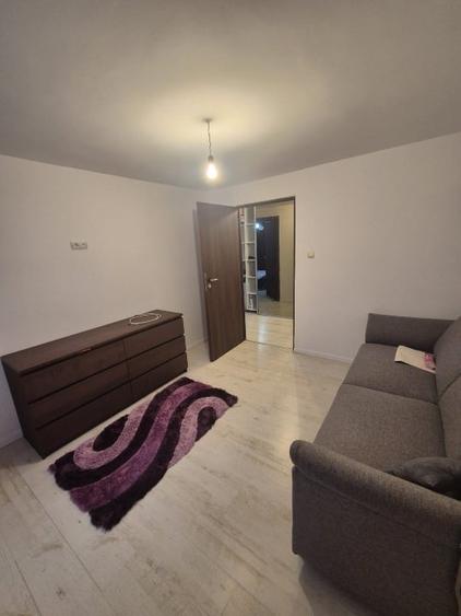 Apartament cu 3 camere decomandat, mobilat în Micro 4