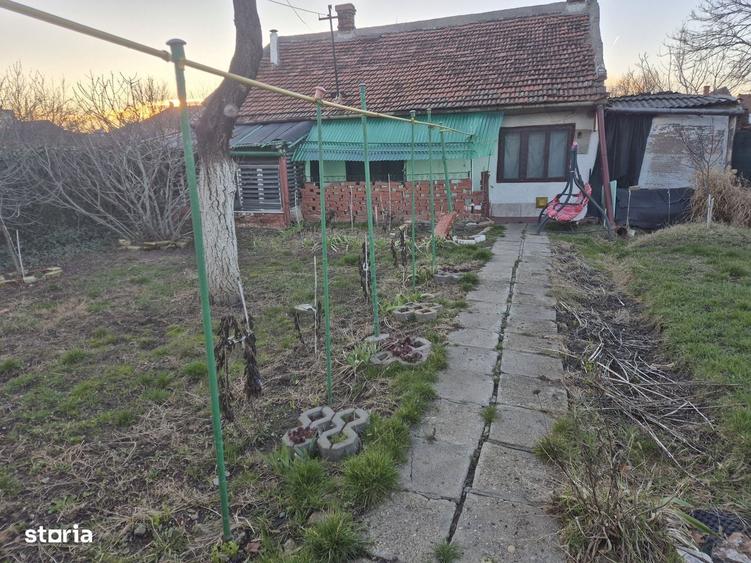 Casa cu 2 camere, Teren 301 mp, acces curte comuna , Pret redus - 8