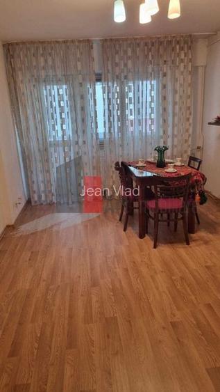 Apartament cu 3 camere decomandat în 1 Mai