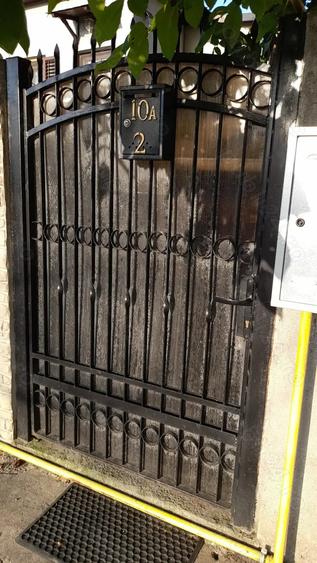 Casuta si curte in oras - 8