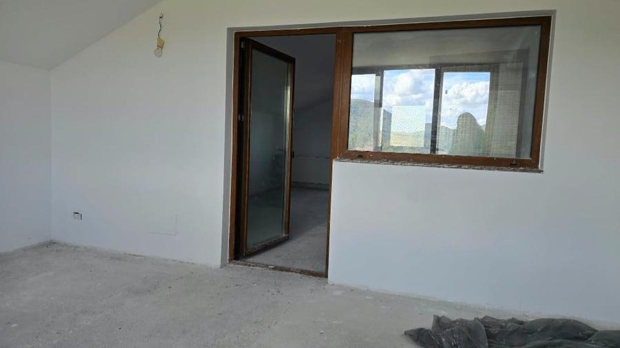 Casă cu 8 camere cu Teren 830 Mp în Brănișca