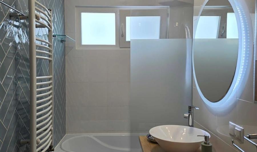 Apartament cu 3 camere semidecomandat în Socola