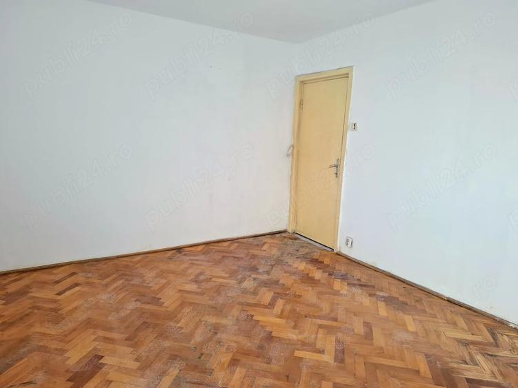 Apartament cu 3 camere semidecomandat în Girocului