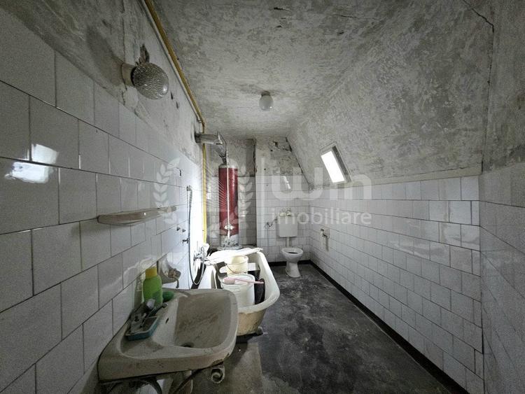 Casă individuală cu 12 camere cu Canalizare în Central