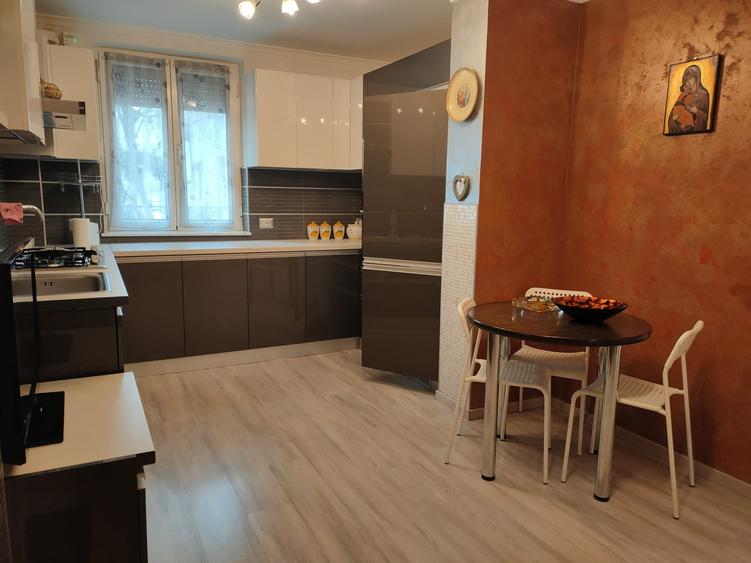 Apartament cu 3 camere semidecomandat, mobilat în Titan