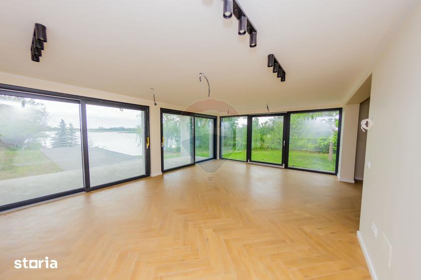 Casă cu 6 camere cu Teren 5483 Mp în Apa