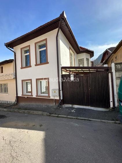 CASA SINGUR CURTE ZONA SCHEI