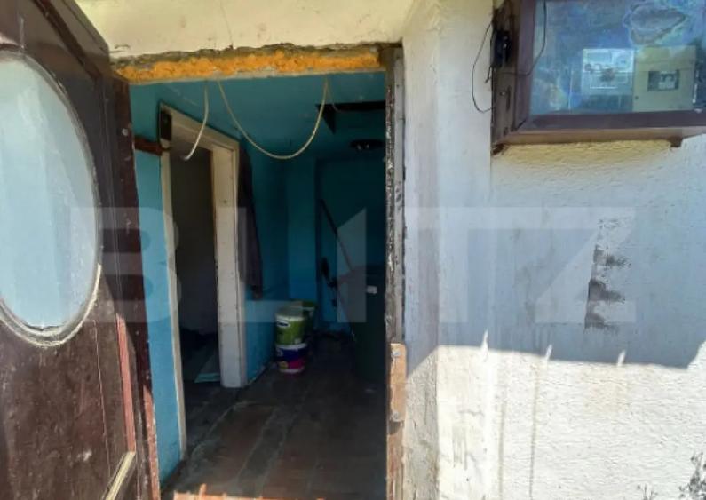 Teren ingradit si casa la rosu - 7