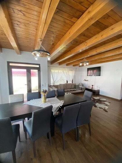 Casa de vanzare in Colibi?a, aproape de lac - 8