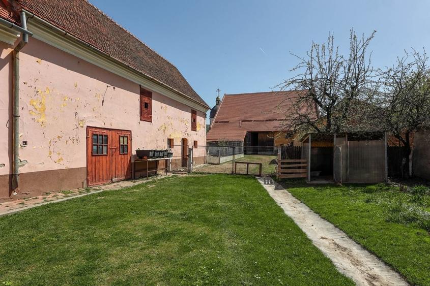 Casă Săsească Autentică cu Șură Impresionantă în Cristian – Teren 2729mp - 9