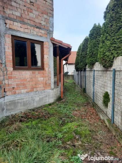 Casă cu 5 camere cu Teren 500 Mp în Păulești
