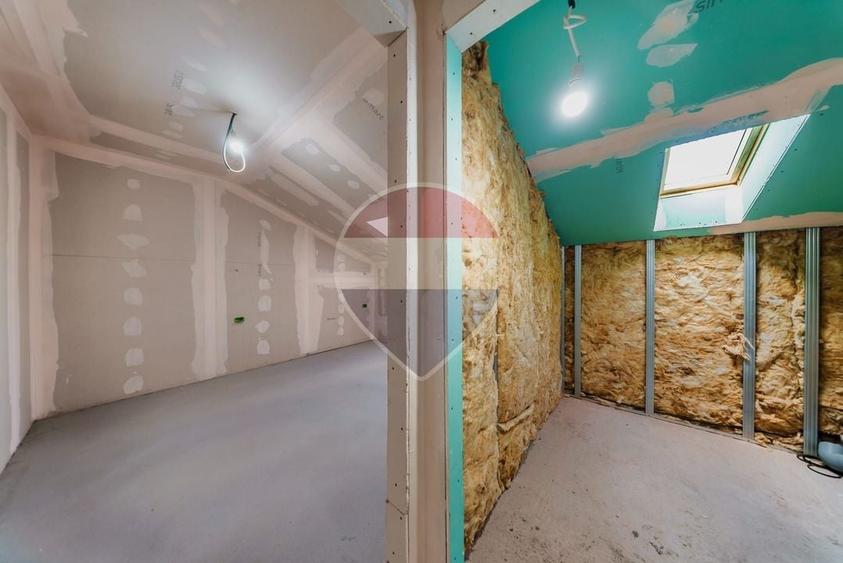 Casă individuală cu 5 camere cu Teren 403 Mp în Central