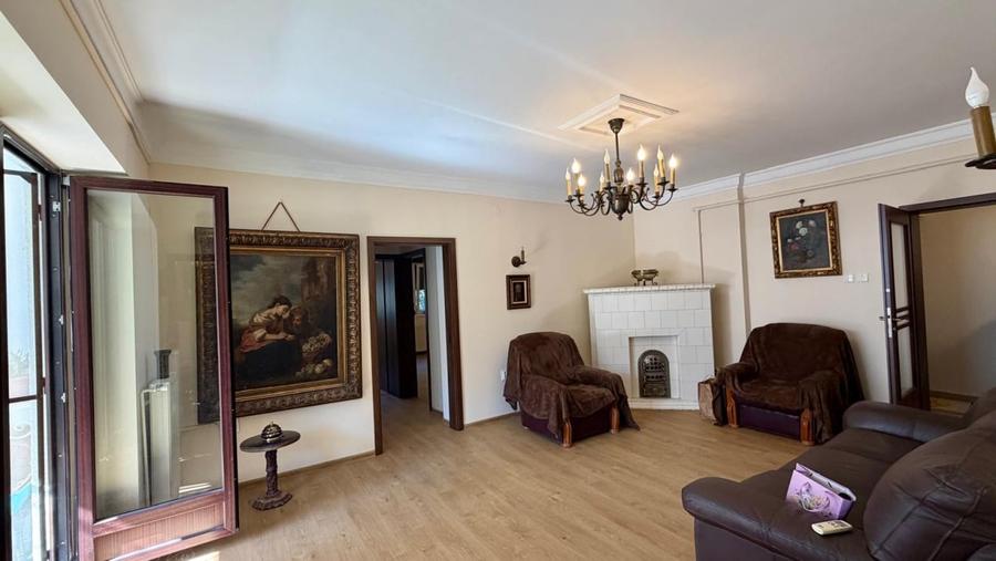 Apartament cu 3 camere semidecomandat în Primăverii