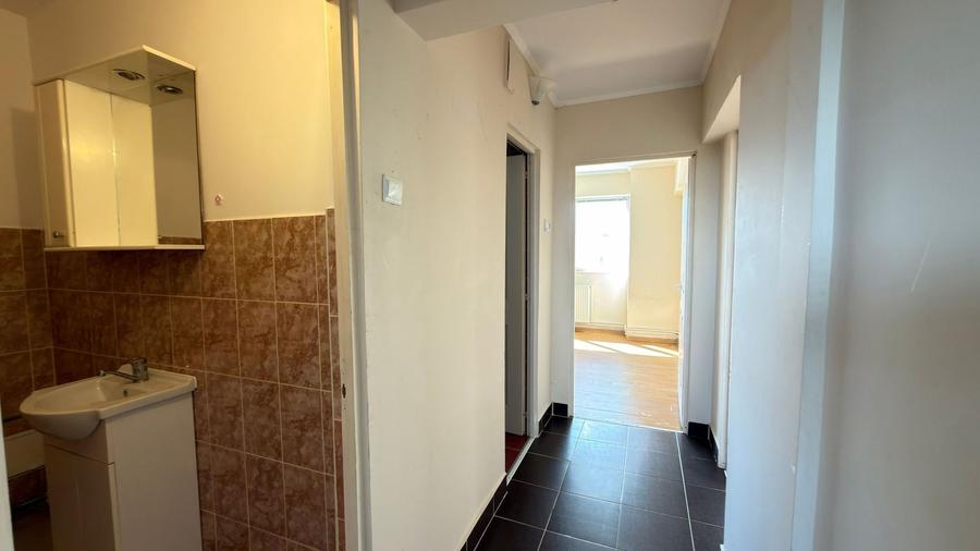 Apartament cu 3 camere semidecomandat în Nord-Vest