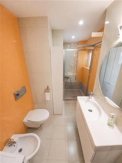 Apartament cu 3 camere semidecomandat, mobilat în Central