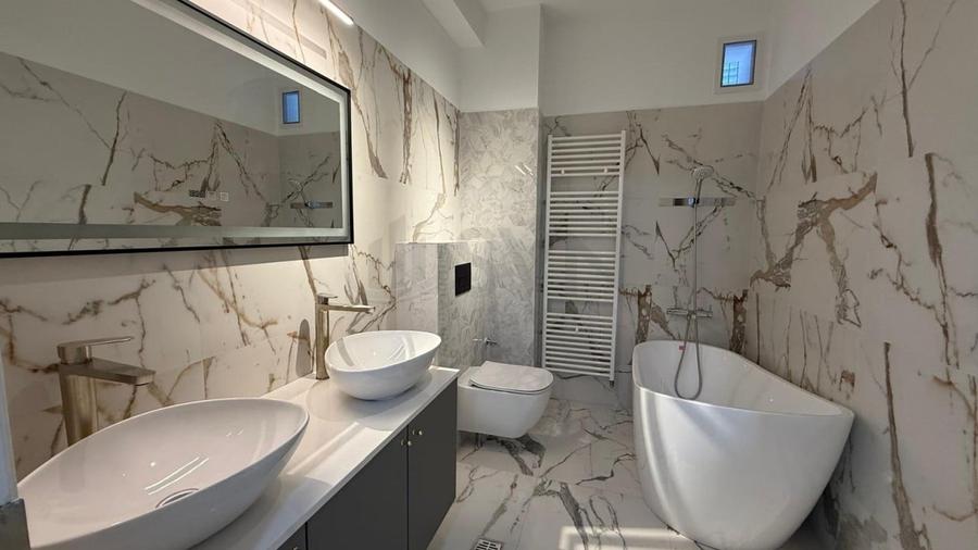 Apartament cu 3 camere semidecomandat în Tei