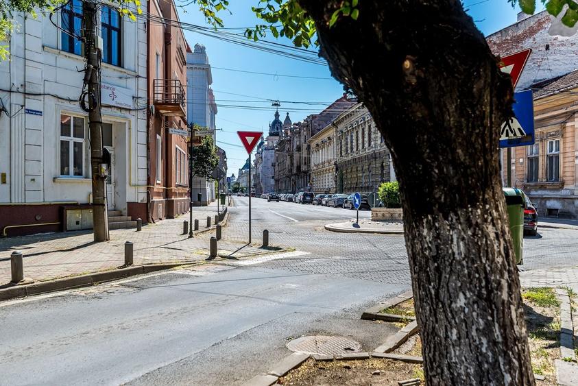 Apartament cu 4 camere decomandat în Ultracentral