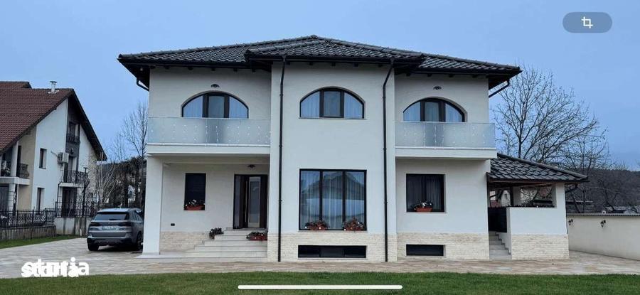 Casă cu 5 camere cu Teren 1213 Mp în Ostroveni