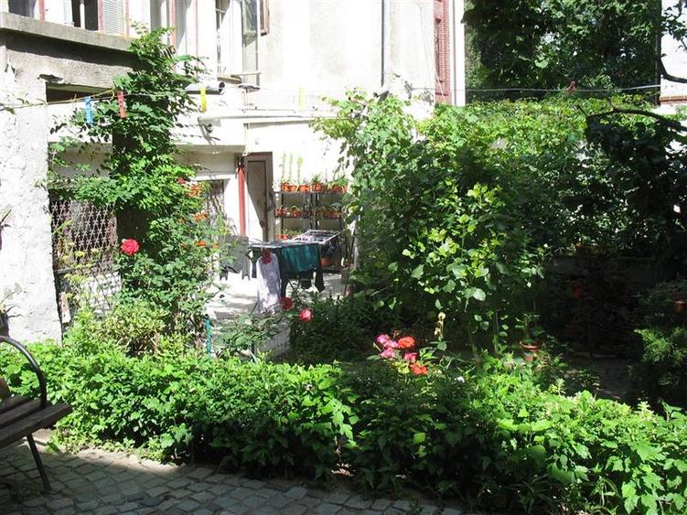 Casă individuală cu 13 camere cu Canalizare în Calea Victoriei