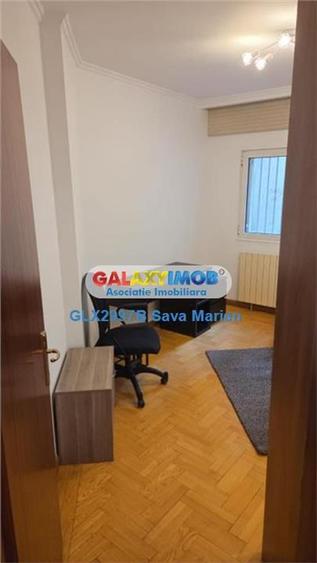 Apartament cu 3 camere semidecomandat, mobilat în Primăverii