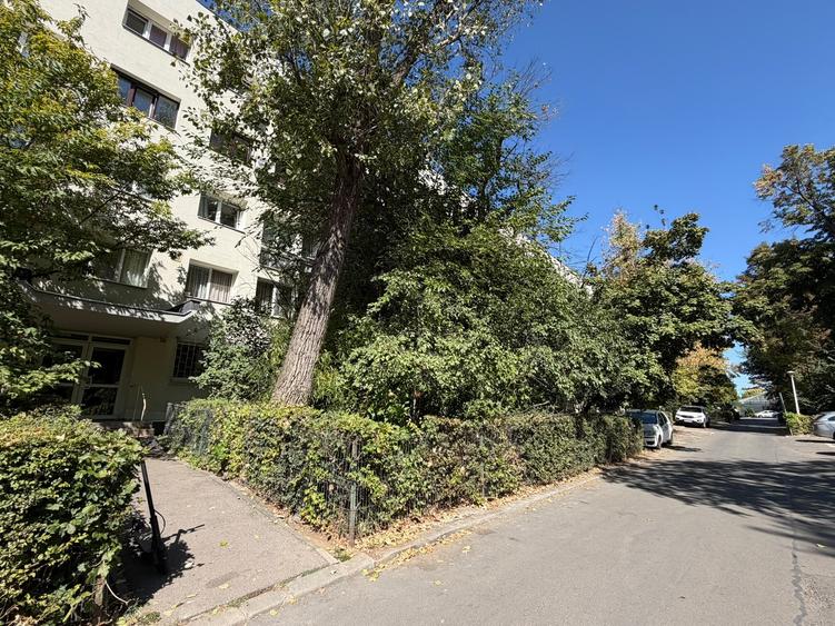 Apartament cu 3 camere semidecomandat în Titan