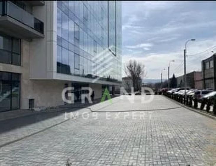 DE INCHIRIAT! Spatiu comercial in zona Piata 1 Mai - 7