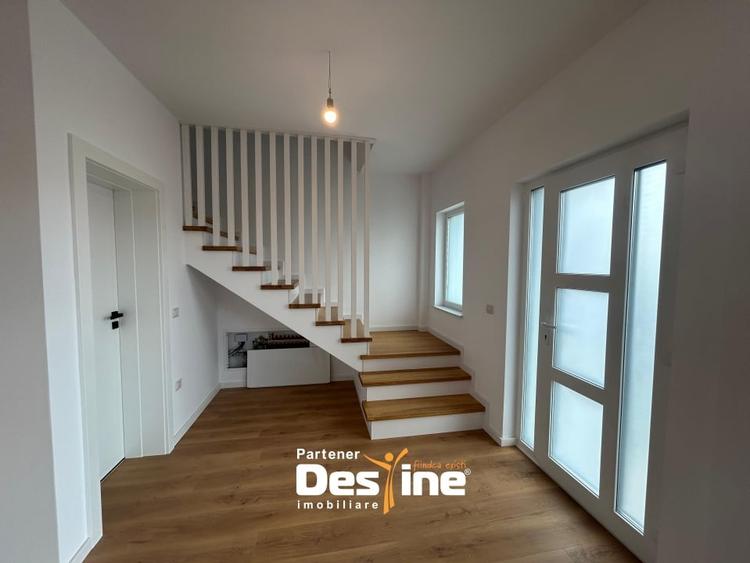 Casa tip DUPLEX - Loc de parcare si terasa  Toate utilitatile - Drum asfaltat - 4