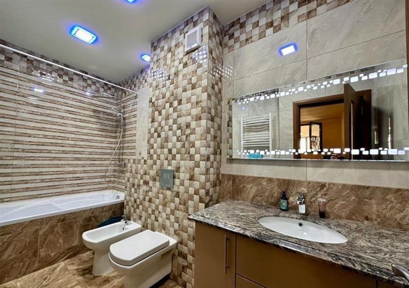 In spectacol structural, vedere deschisa, elegant mobilat si echipat, Tractorul, - 5