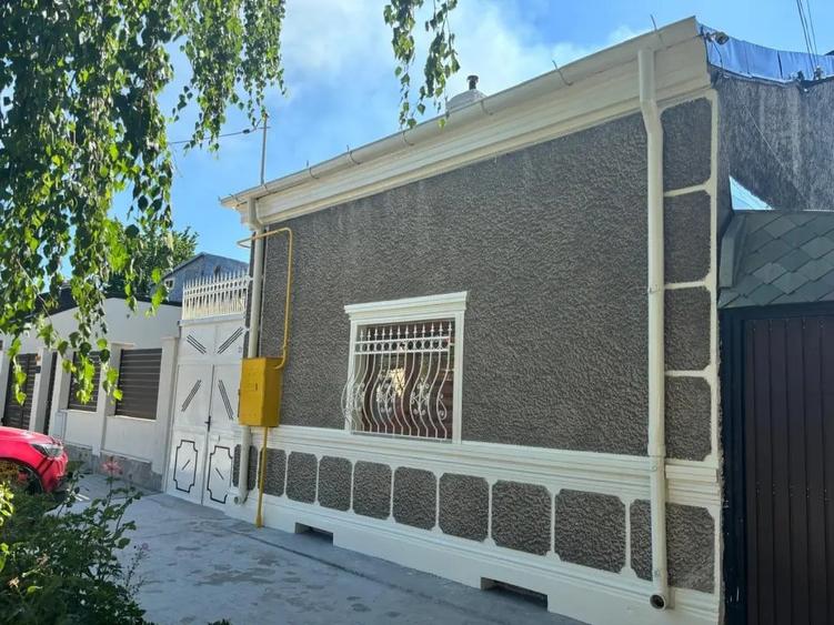 Casa de vanzare din caramida cu 5 camere in zona Piata mare. - 1