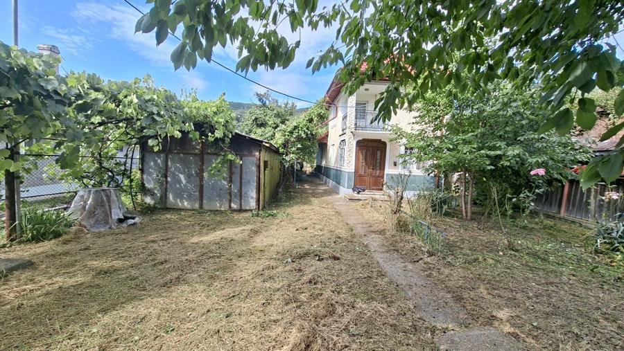 Casă individuală cu 4 camere cu Canalizare în Vest