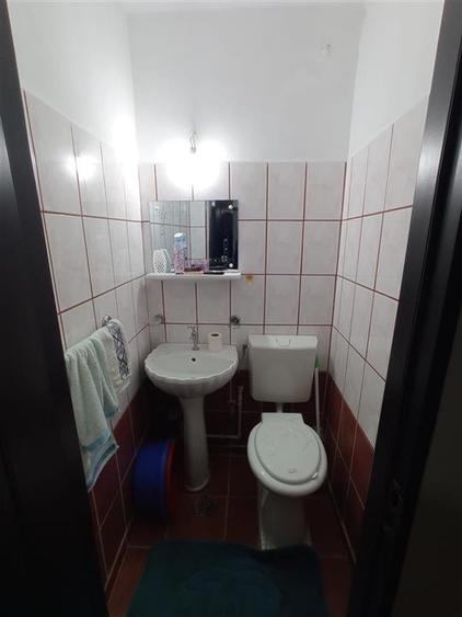 Apartament cu 4 camere semidecomandat, mobilat în Podu Roș