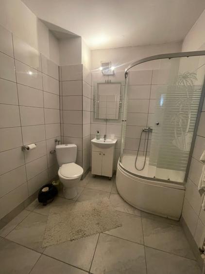 Casă individuală cu 6 camere cu Canalizare în Central