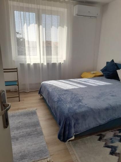 Apartament cu 3 camere semidecomandat, mobilat în Faleza Nord