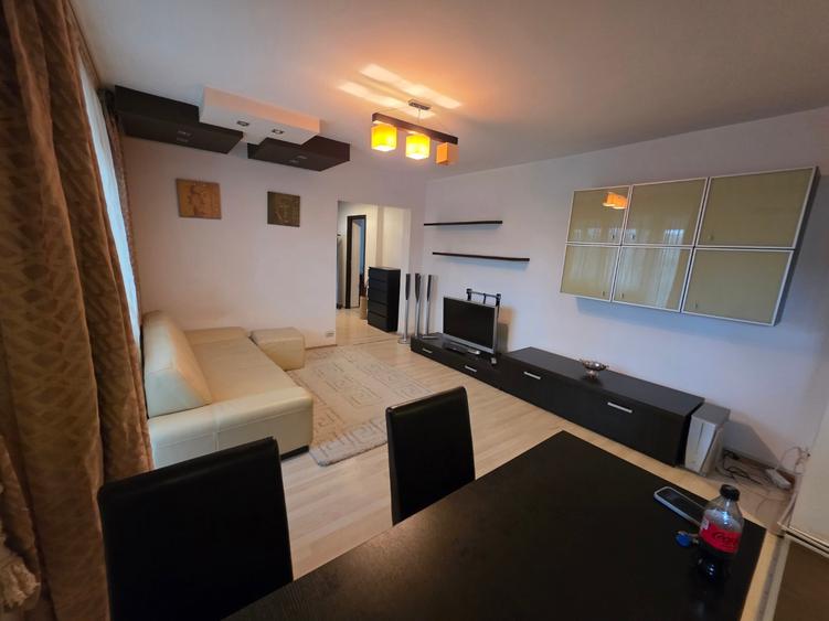 Apartament cu 3 camere semidecomandat, mobilat în Titan