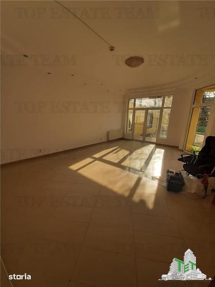 Casă cu 9 camere cu Teren 365 Mp în Tineretului