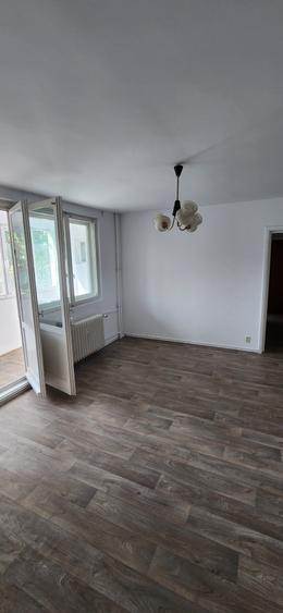 Apartament cu 3 camere semidecomandat în P-ța Gorjului