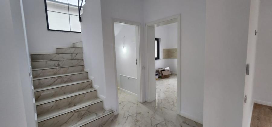 Casă individuală cu 4 camere cu Canalizare în Miroslava