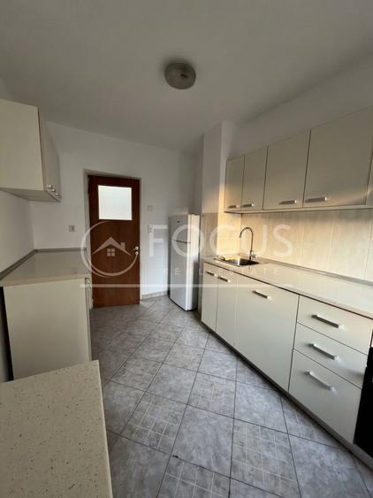 Apartament cu 3 camere semidecomandat, mobilat în Tei