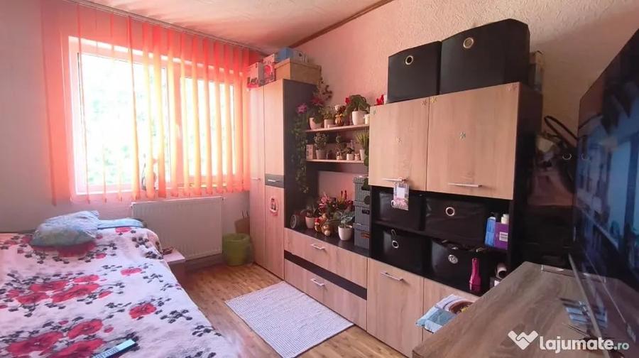 Apartament cu 3 camere semidecomandat în Gojdu