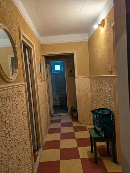 Apartament cu 3 camere semidecomandat, mobilat în Radu Negru
