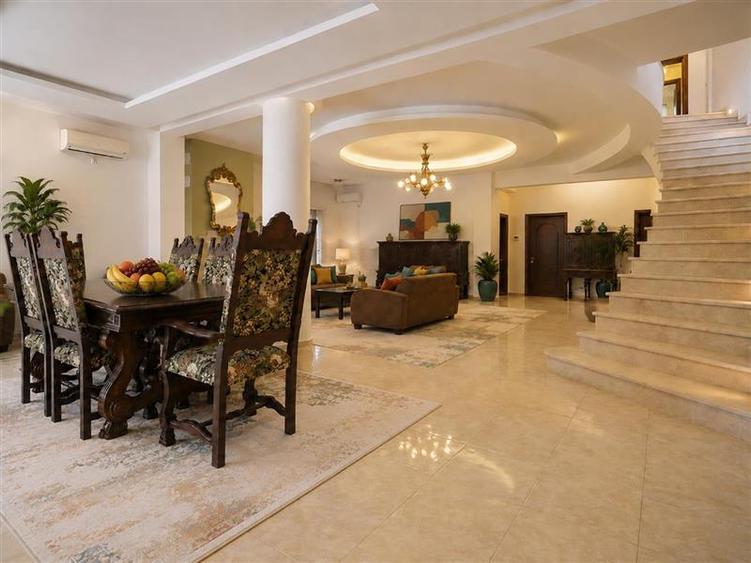 Casă cu 8 camere cu Teren 1000 Mp în Central