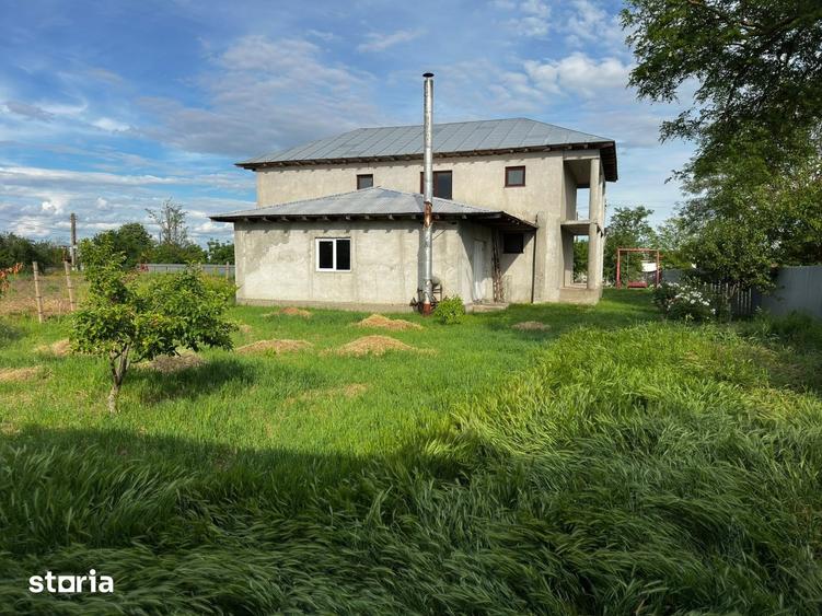 Casă cu 6 camere cu Teren 2000 Mp în Nănești