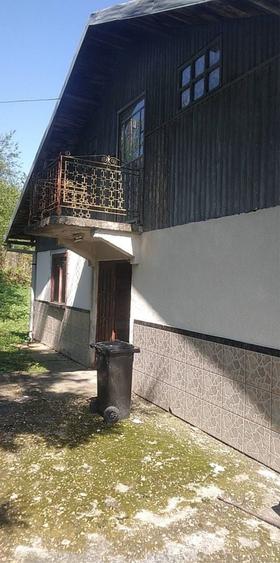 Casă cu 4 camere în Pietrișu