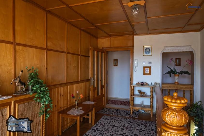 Casa cu etaj in Agas, eleganta clasica si mobila sculptata manual in lemn masiv - 9