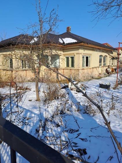 Dascalu, casa veche 4 camere, acoperis nou, teren 1300 mp, deschidere 39 m - 18